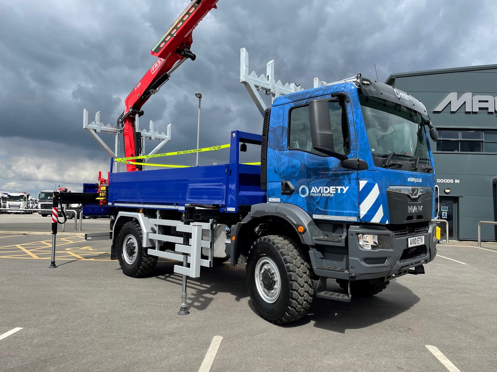 Camion radiocommandé MEGA  Truck Iveco MAN avec grue