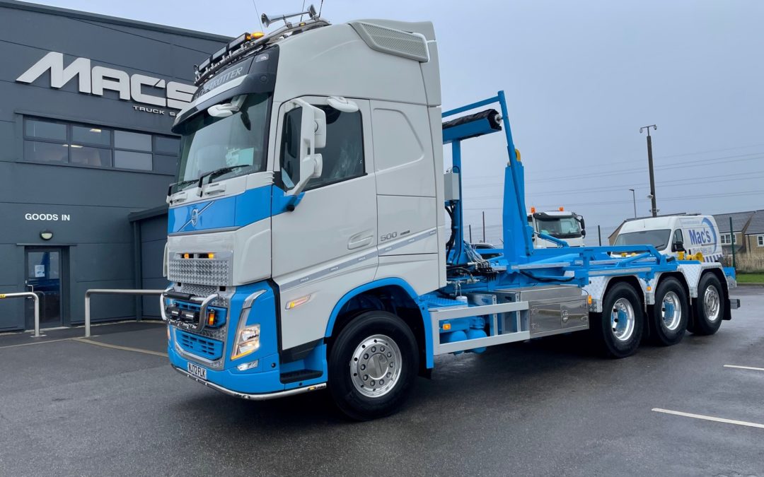 Volvo FMX 500 Sleeper Hookloader With Plant Trailer