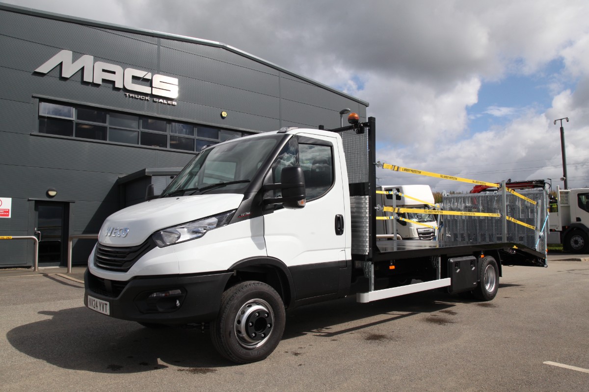 Image of IVECO DAILY 72-180_Beavertail truck for sale at Mac's truck sales - The UK's leading truck & trailer supplier_IMG_9074