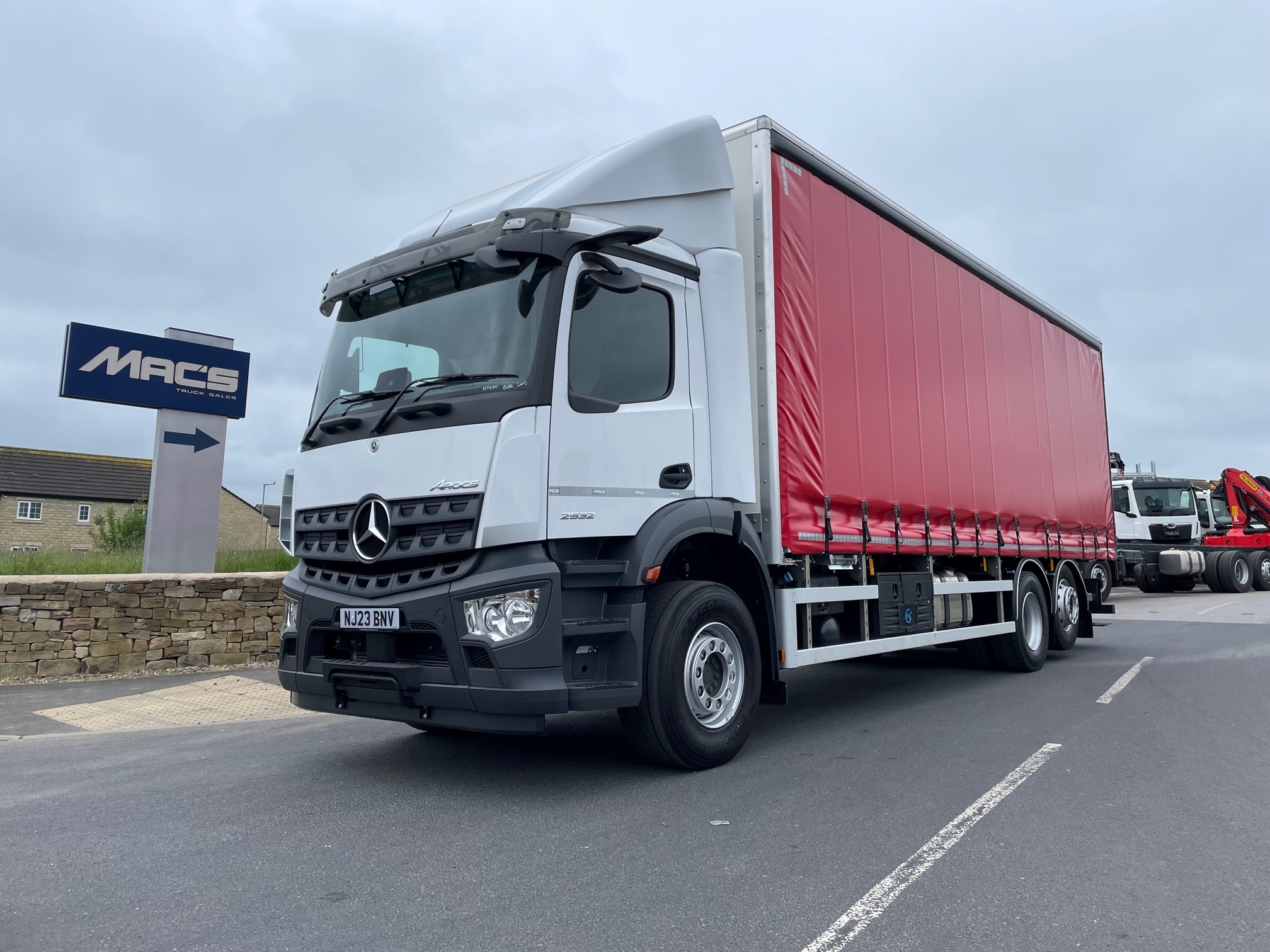 Mercedes (2024) 2532 Curtainsider | Macs Trucks