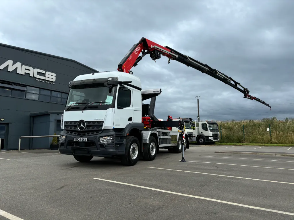 Mercedes-Benz hookloader 8x2 32T with FASSI Crane