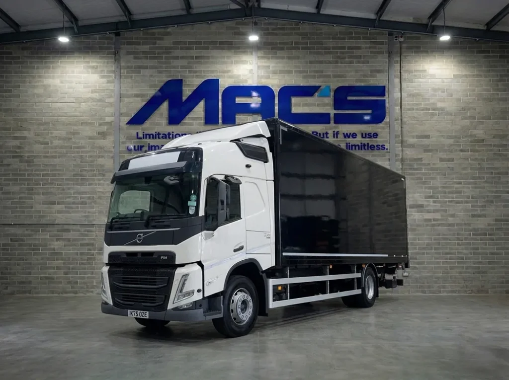 VOLVO (2025) FM330 4X2 18T Box W/ Tail Lift