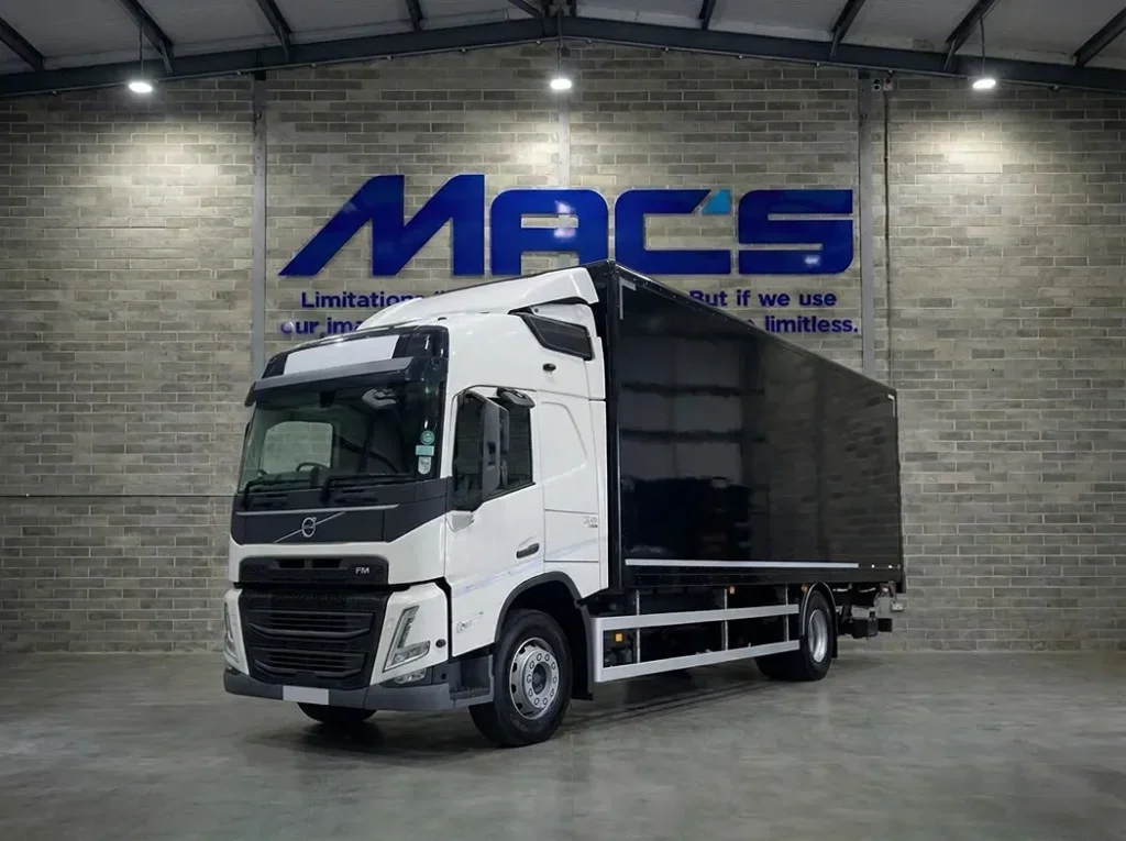 VOLVO (2023) FM330 4X2 18T Box W/ Tail Lift