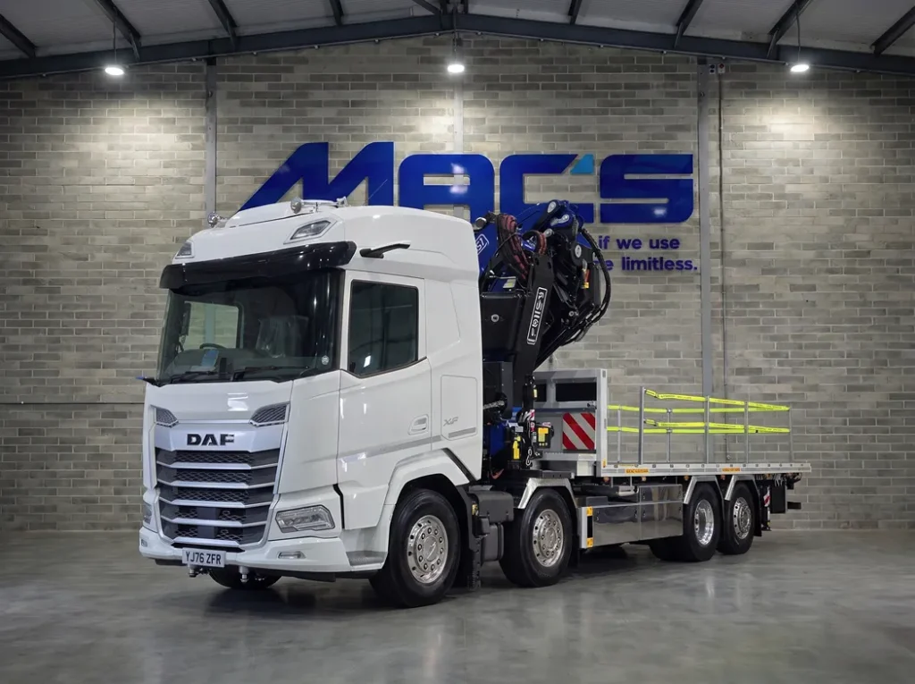 DAF (2026) XF530 8X2 32T Flatbed FASSI F1050 W/Fly-Jib