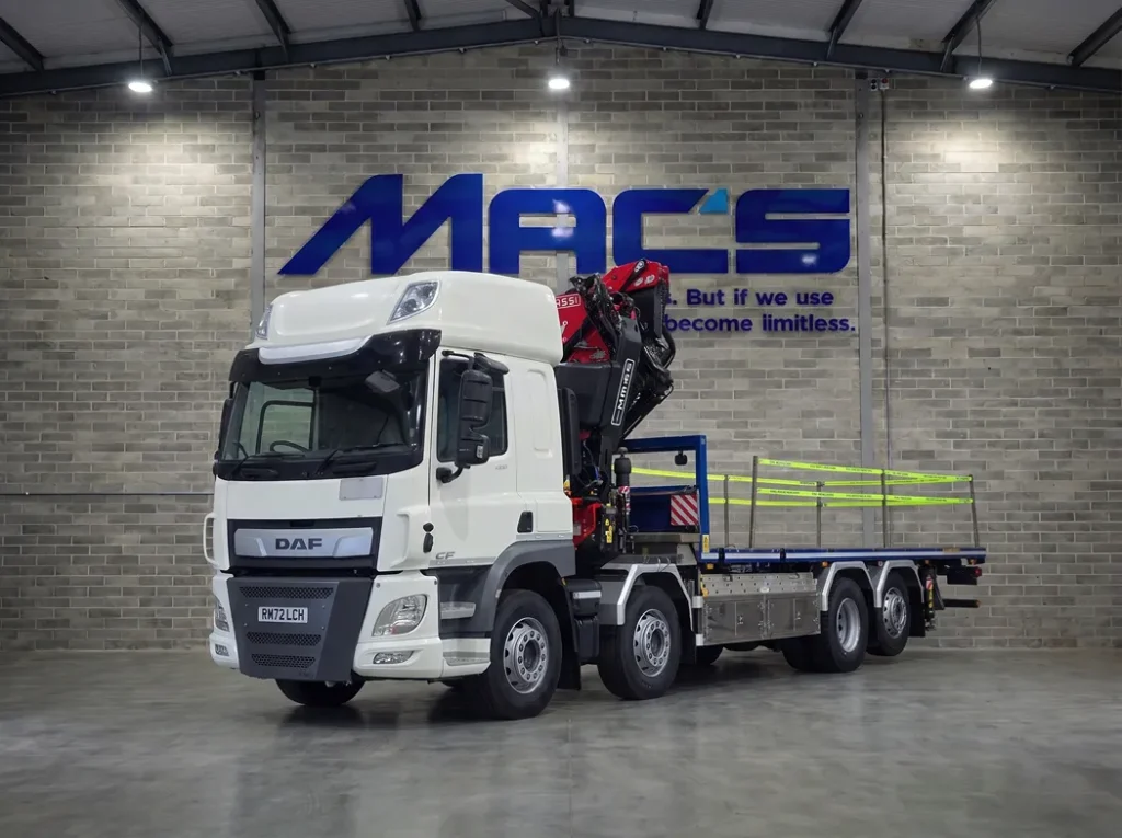 DAF (2023) CF450 8X2 32T Flatbed FASSI F820 W/Fly-Jib